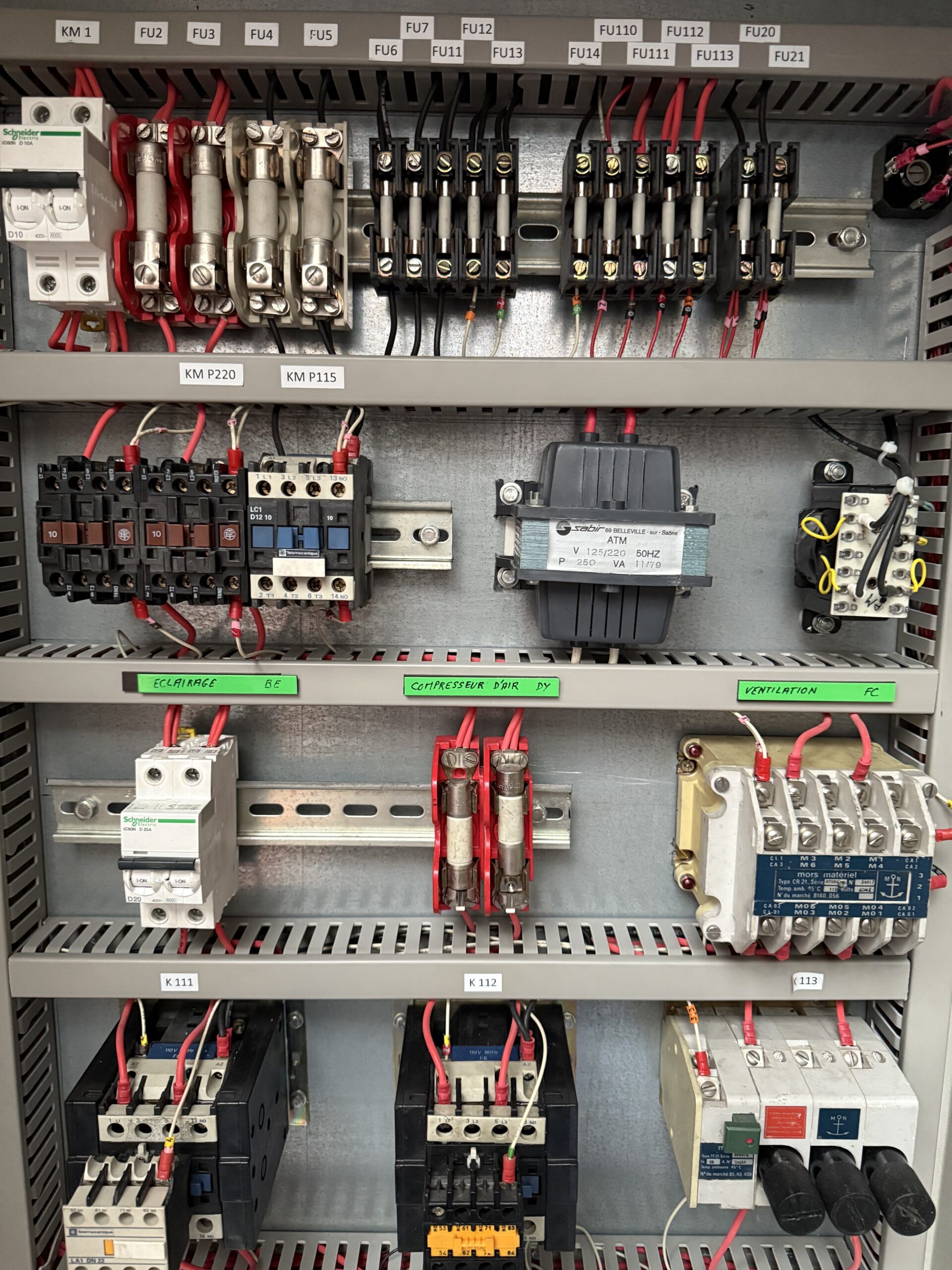 Armoire électrique utilisée pour les exercices pratiques sur plateau technique ACSP