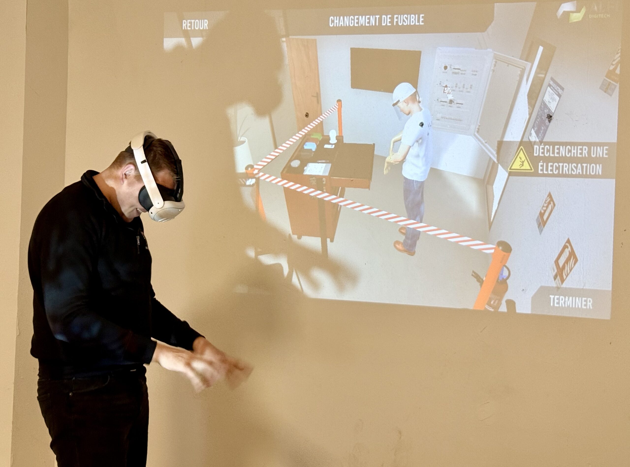 Stagiaire ACSP en exercice de réalité virtuelle pour habilitation électrique